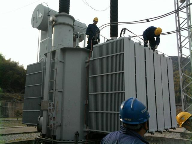 作業(yè)人員安全保護繩系在安全水平保護繩上，確保在變壓器本體上移動始終不會失去保護。